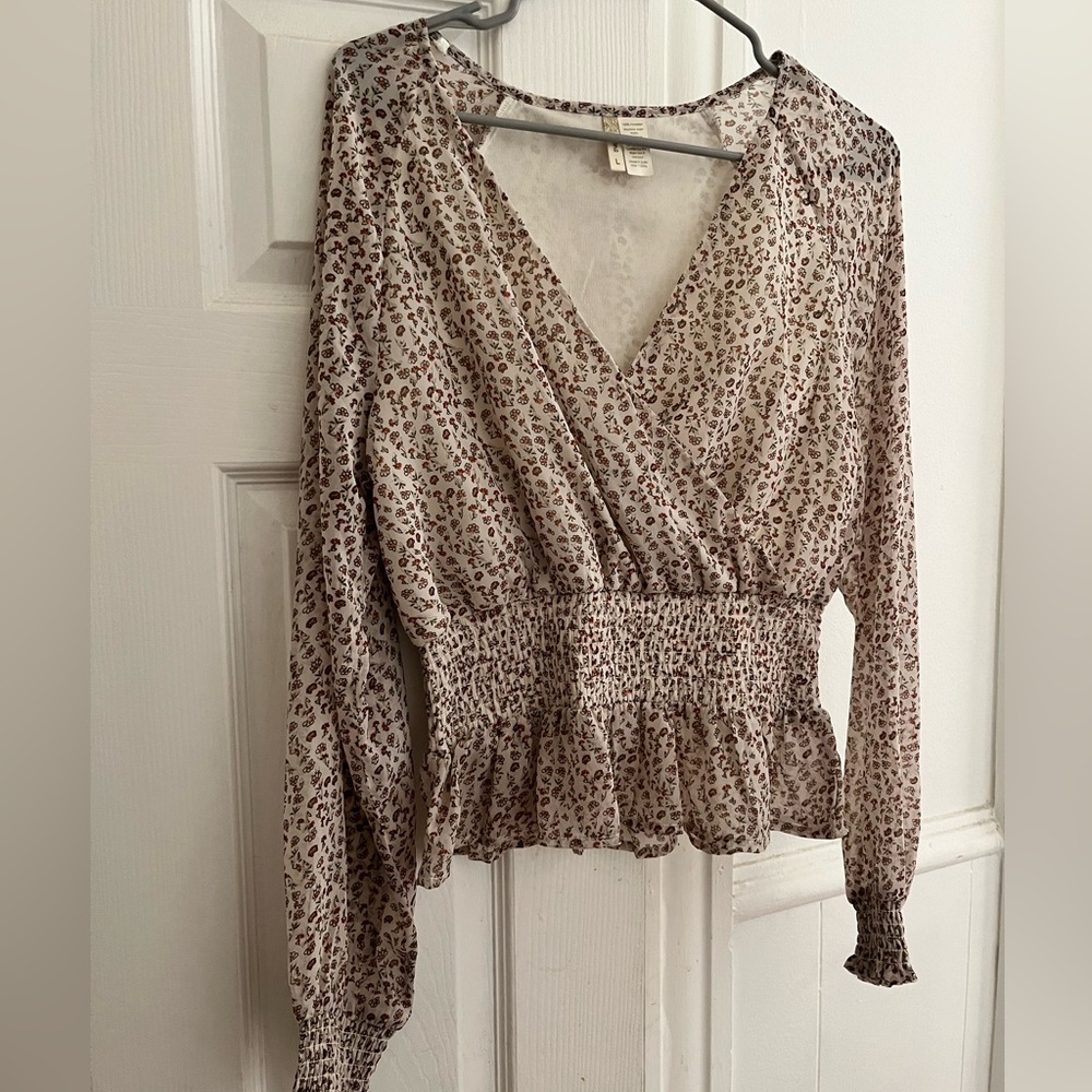 Sz L. Smocked floral deep V top.